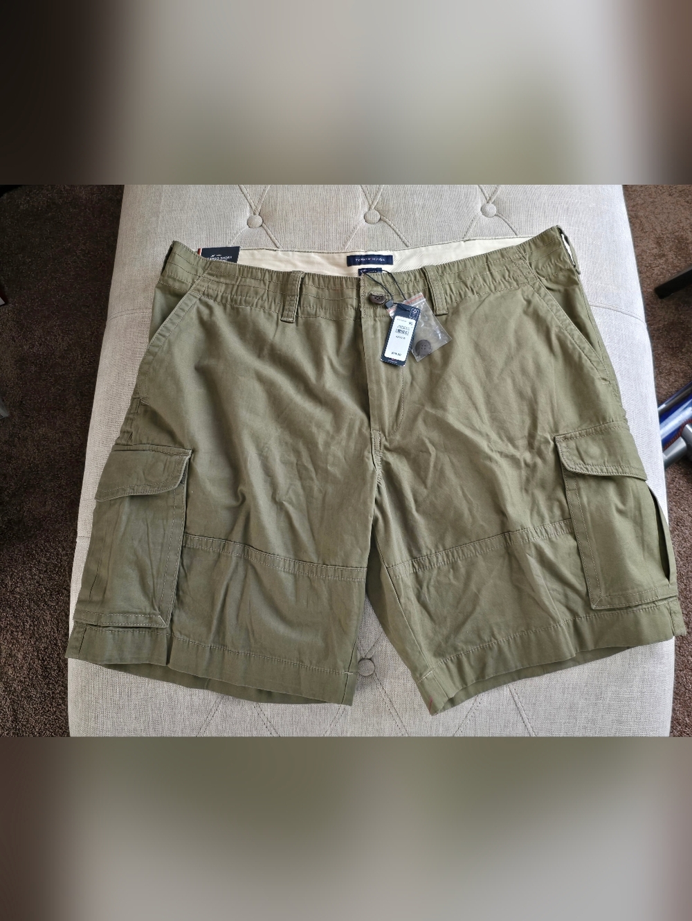 Tommy Hilfiger Men's Army Green Cargo Shorts - Classic Utility Style. 42R. NWT.
